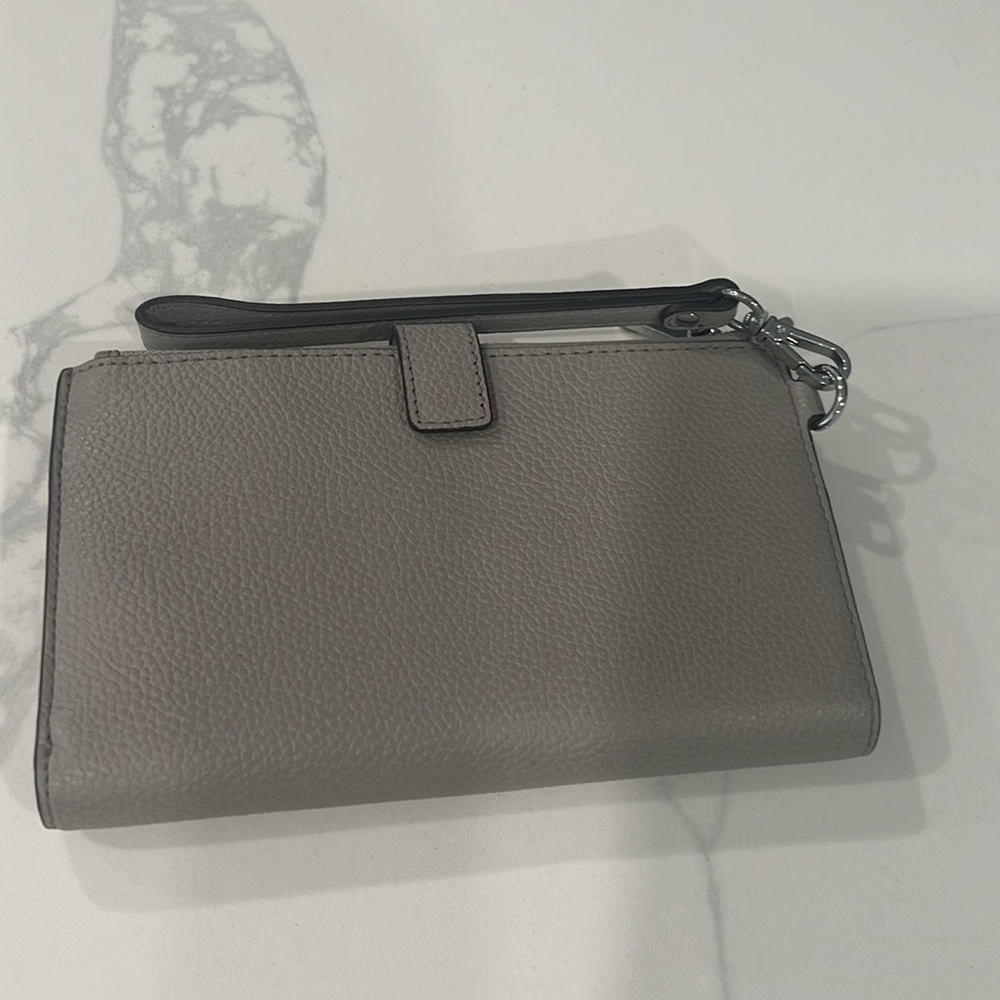 Cute. Michael Kors WRISTLET. - Picture 6 of 12